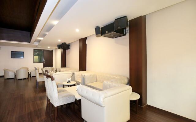 OYO 12989 White Diamond Hotel