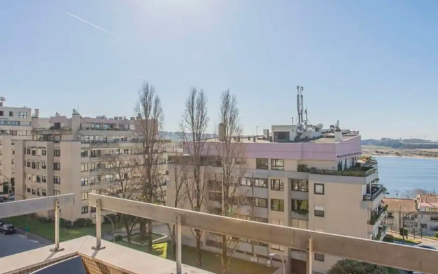 Liiiving in Porto Sea River View Apartment