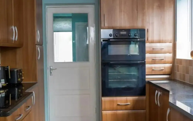Stylish 4 Bed Apartment- Private Garden & Sleeps 8