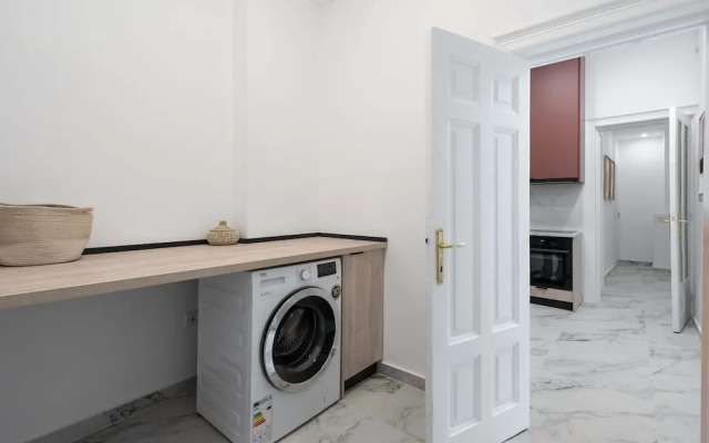Elegant 3BR Retreat - Steps Away Cismigiu Gardens