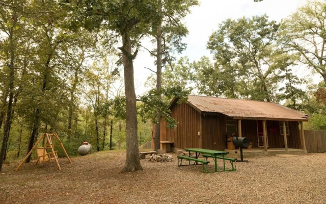 Bear Hollow Cabin With Hot Tub Minutes Away From Beavers Bend State Park and Broken Bow Lake by Redawning