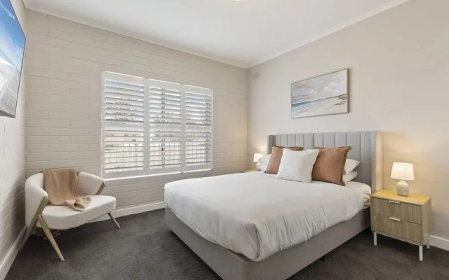 Bright 2-bed Apartment Steps From Largs Bay Beach