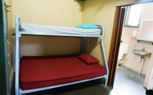 Sundancer Backpackers Resort