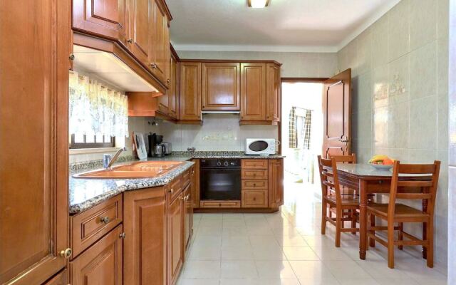 Spacious 4 Bedroom Villa, Private Pool, Free air Conditioning and Wifi