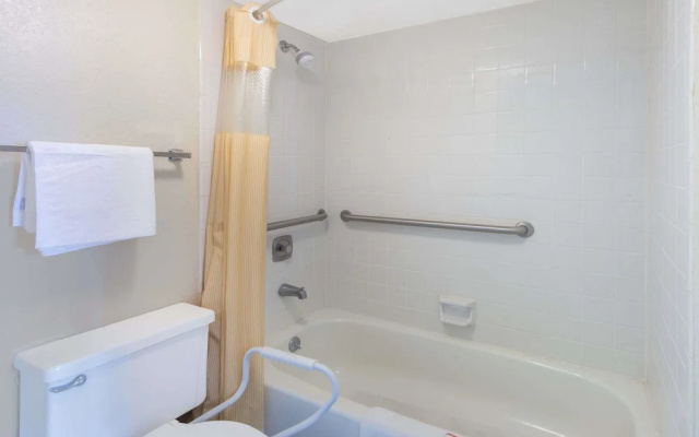 Days Inn & Suites By Wyndham Dayton North