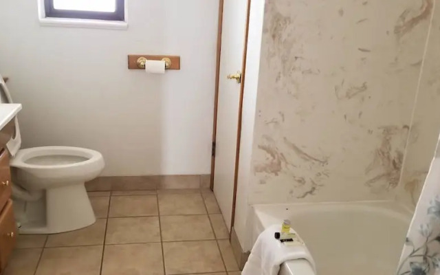 1 or 3 Bedroom Apartment with Full Kitchen