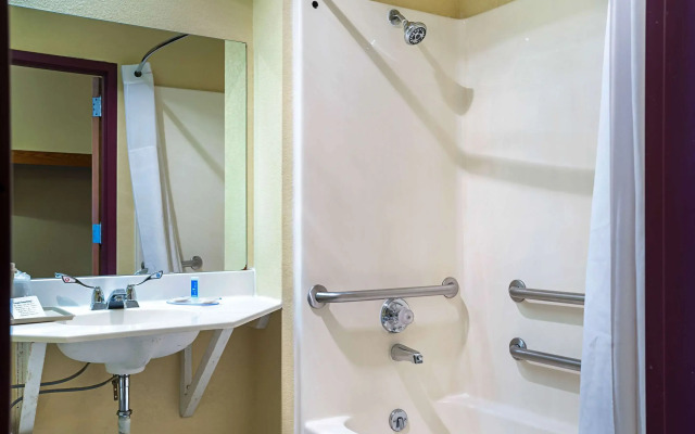 Rodeway Inn & Suites