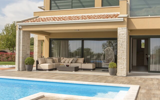 Spacious Villa With Private Pool and Jacuzzi in Porec