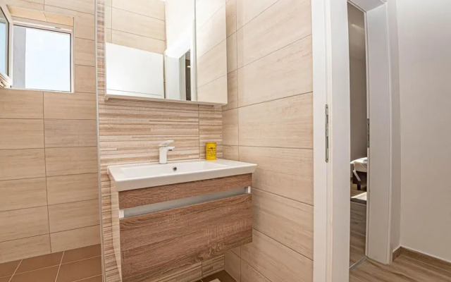 Nice Apartment in Brodarica With Wifi and 2 Bedrooms