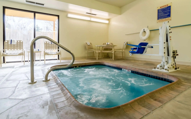 Quality Inn & Suites Manhattan