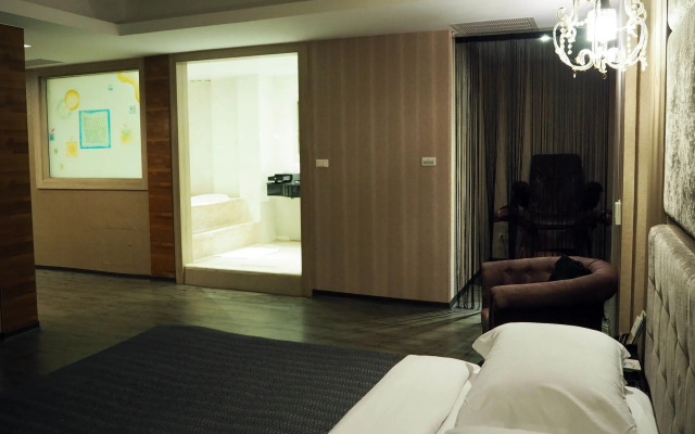 The Riverside Hotel & Motel