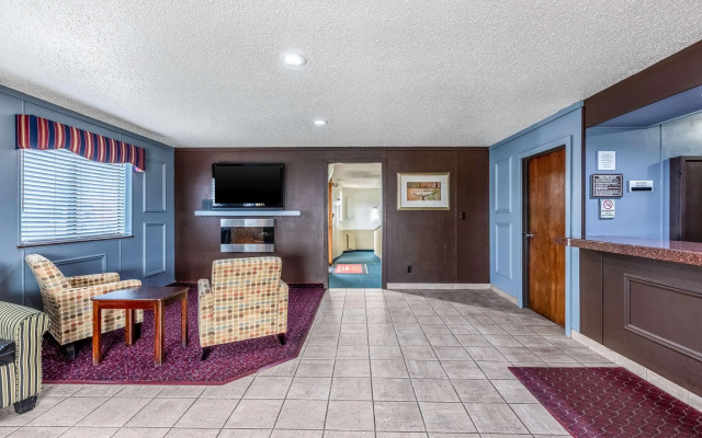 Econo Lodge Inn & Suites Auburn