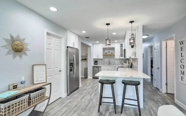 Breezy Largo Getaway - 5 Minutes to Beach!