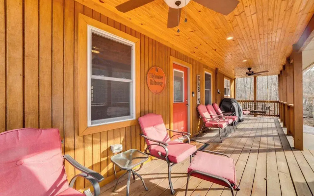 Cozy Waverly Cabin w/ Fireplace & Deck!