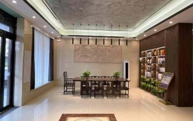 Lankao Giraden Business Hotel