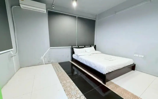 OYO 75465 Lucky Hostel (Huai Khwang)