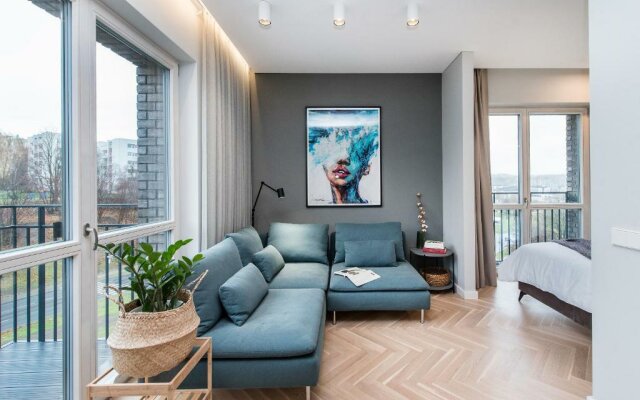 Trendy APT w/Balcony & Self Check-in, By Cohost