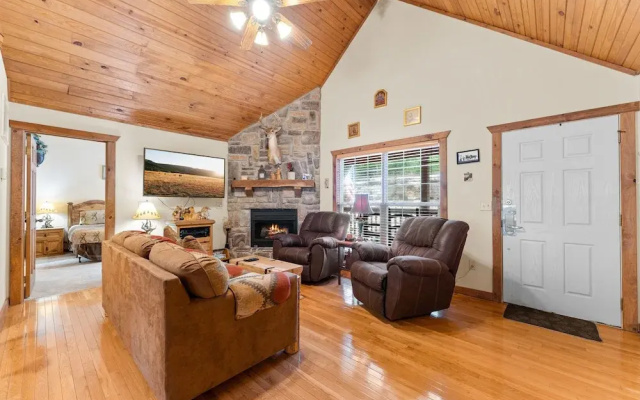 Dakota Lodge 2 Bedroom Home by RedAwning
