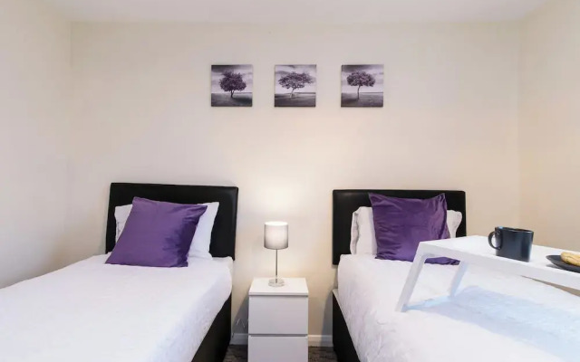 Spacious 3-bedroom Apartment w/ Private Garden