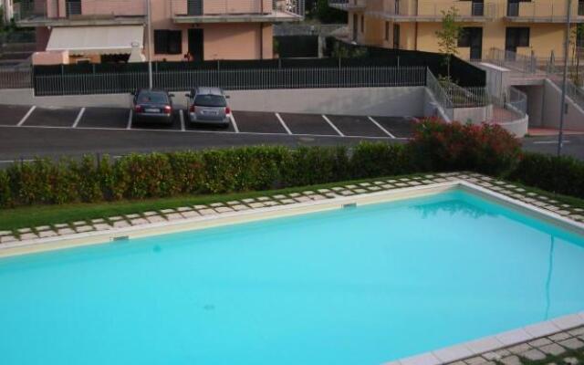 N98 - Numana, Nuovo Trilocale Con Giardino in Residence Con Piscina