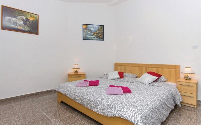 Beautiful Home in Kastel Stari With Wifi and 7 Bedrooms