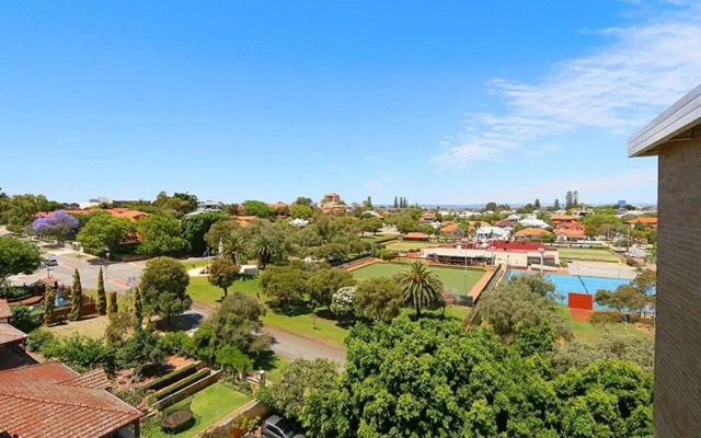 Sophisticated 2 Bedroom Apartment Close To CBD