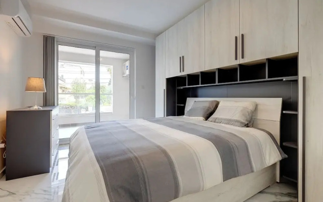 Modern Apartment Steps to St George's Bay