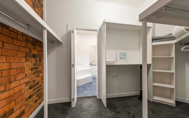 StayCentral - Heritage Warehouse Retreat