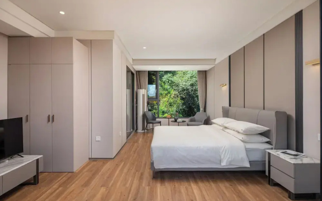 He She Courtyard Free pick-up train station stay 3 nights