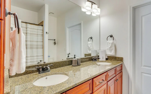 Charming Navarre Townhome: 5 Mi to Beach!