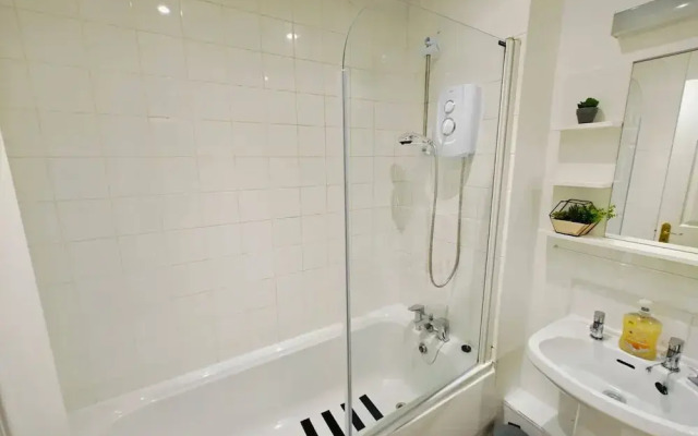 4BR Modern Ormeau House