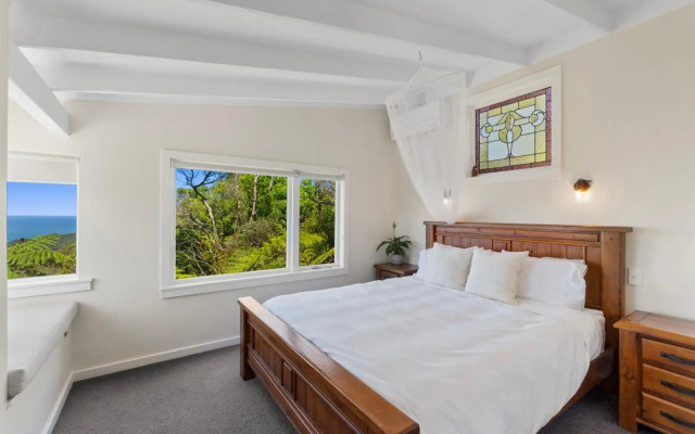 Piha - City Escape, Piha Holiday Home