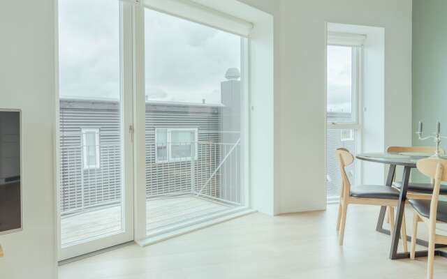 Delightful 2 Bedroom Apt | Balcony | Parking