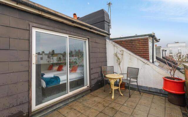 Seabright Townhouse | By My Getaways | Parking for one car