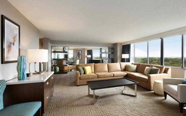 Hilton East Brunswick Hotel & Executive Meeting Center