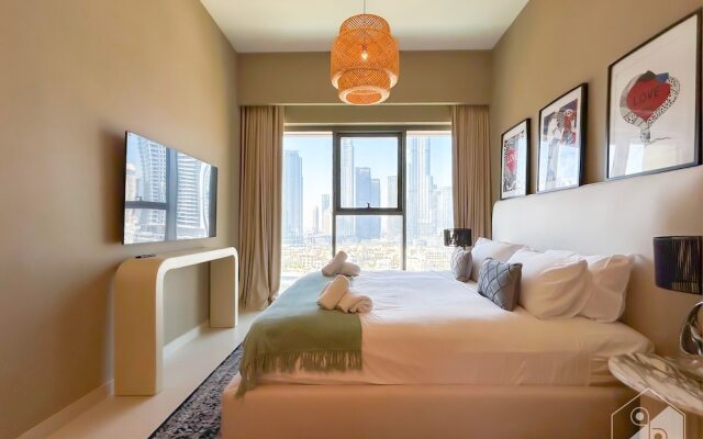 Lux Burj Royale Full Burj Khalifa & Fountain View