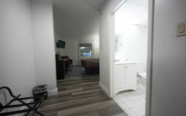 Greenwoods Inn & Suites