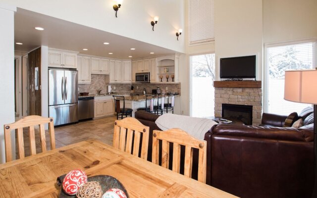 Three Kings Condo Near the Lifts by RedAwning