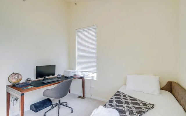 5 Mi to US Capitol: Washington DC Townhome