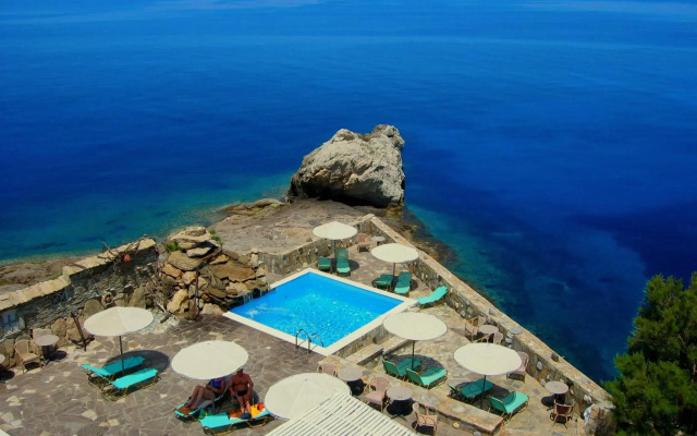 Cavos Bay Hotel and Studios