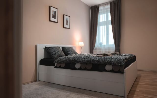 Apartment for 10 Guests Top Center of Prague
