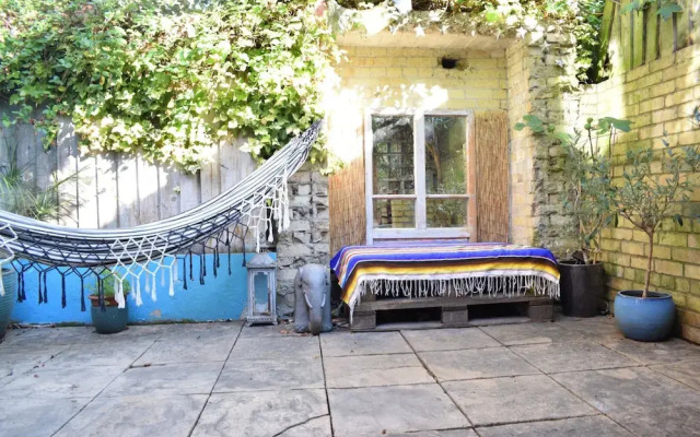 2 Bedroom Apartment With Garden in Shepherds Bush