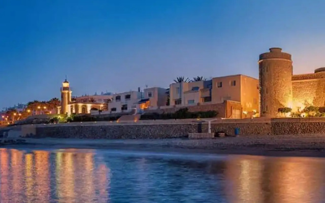 Nice Property With Shared Pool and Terrace