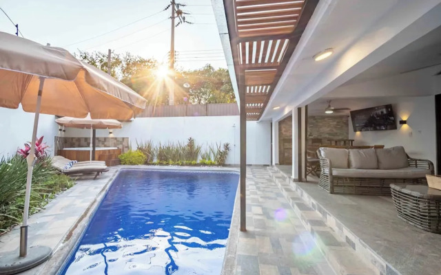 Spacious House Pool & Jacuzzi