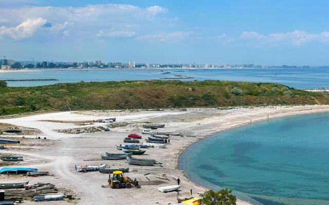 Charming sea view apt - quiet area, 5 min to beach