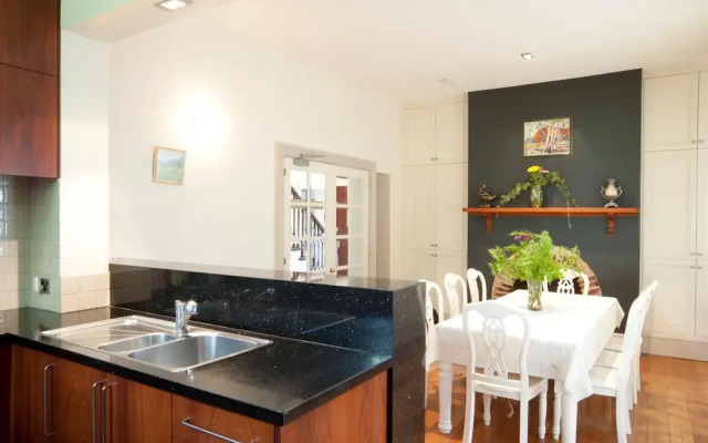 Lowena Cafe and Accommodation
