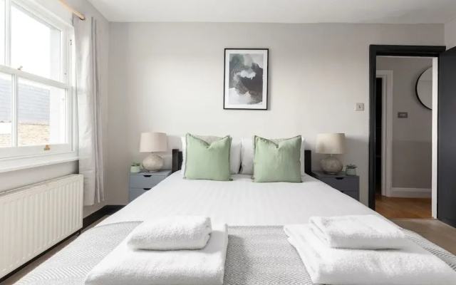 Radiant 2 Bed Flat near Portobello