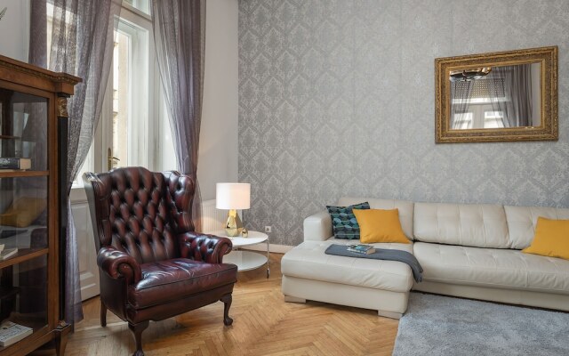 New York Palace View Apartment