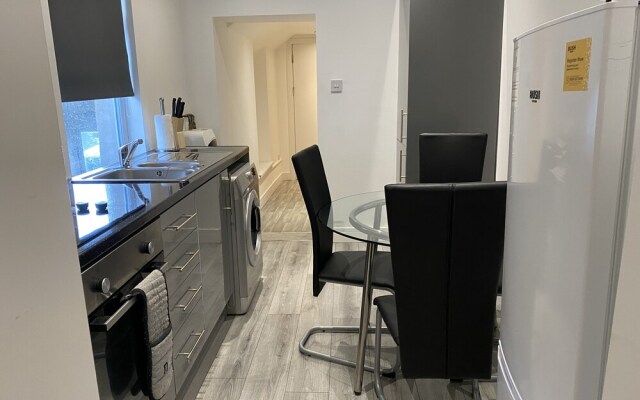 Bright 2br,sleeps 6 - Bridgend Centre, Train Link