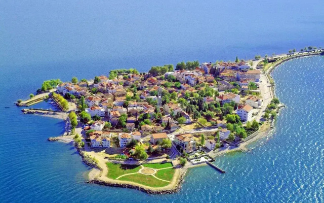 Kroisos Lake Resort Hotel